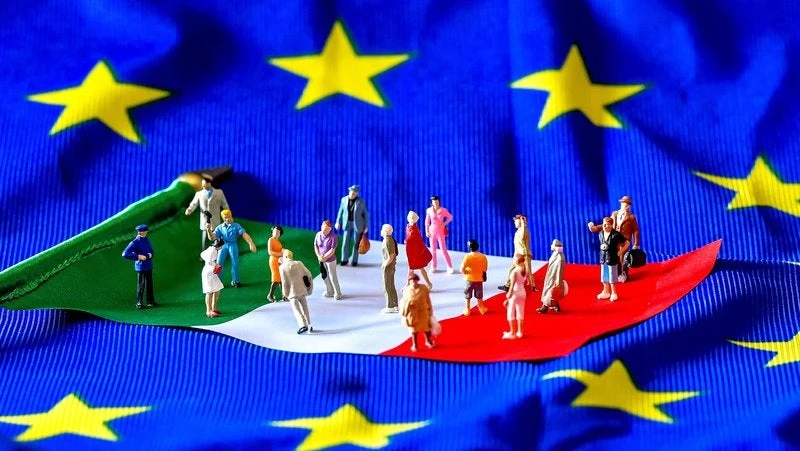 Αντισυστημικός «κυκλώνας» στην ΕΕ: Κυβέρνηση στην Ιταλία με παράλληλο νόμισμα σε πρώτο πλάνο – Αποκεφαλισμός Ραχόι στην Ισπανία